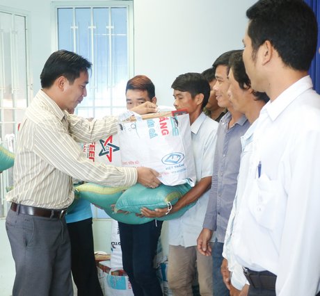  Đại diện UBND xã Long Phước tặng quà cho các trường hợp chấp hành xong án phạt tù trở về địa phương.