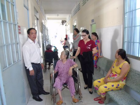 Đoàn giám sát HĐND tỉnh giám sát công tác khám, chữa bệnh tại Trung tâm y tế huyện Mang Thít.