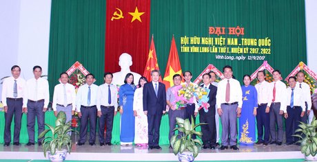 Ông Lữ Quang Ngời- Phó Chủ tịch UBND tỉnh Vĩnh Long và ông Trần Đức Hải- Tổng lãnh sự nước Cộng hòa Nhân dân Trung Hoa tại TP Hồ Chí Minh tặng hoa cho BCH hội.
