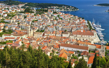 Croatia. Croatia thu hút du khách từ khắp nơi trên thế giới nhờ các thành phố lịch sử như Dubrovnik, Split và bờ biển dài gần 2000 km.