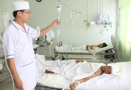 Cận cảnh bệnh nhân bị tai nạn giao thông đang điều trị tại Bệnh viện Đa khoa tỉnh Vĩnh Long vẫn chưa xác minh được nhân thân.