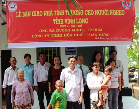 Hội Bảo trợ người tàn tật, trẻ mồ côi và bệnh nhân nghèo tỉnh, nhà hảo tâm và chính quyền địa phương trao nhà cho anh Trần Văn Bình (ấp Chợ, xã Mỹ An).
