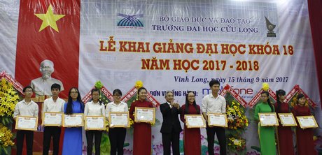  Ông Lương Minh Cừ- Hiệu trưởng Trường ĐH Cửu Long trao học bổng cho các sinh viên xuất sắc năm học 2016- 2017.