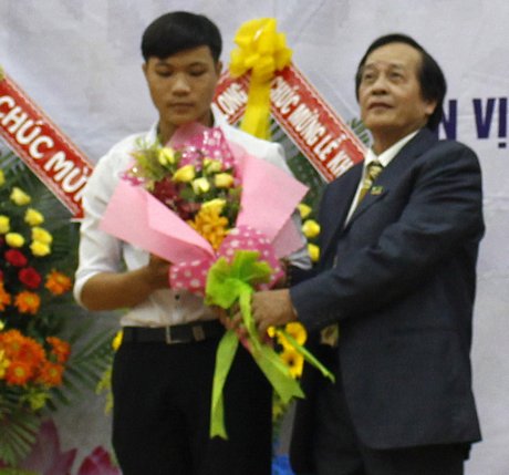  Ông Nguyễn Cao Đạt- Phó Hiệu trưởng Trường ĐH Cửu Long trao thưởng cho sinh viên thủ khoa khóa 18, Trần Điền Trung.