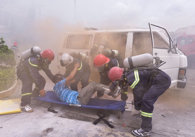Sau khi khống chế, tóm gọn bọn khủng bố, lực lượng cảnh sát phòng cháy chữa cháy, cứu nạn, cứu hộ tổ chức cấp cứu những người bị thương.
