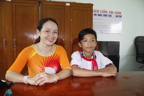 Em Võ Minh Thông (phải) và cô tổng phụ trách.