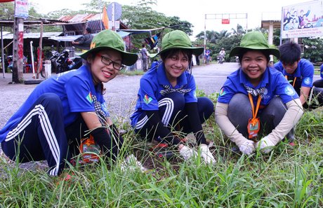 Niềm vui của sinh viên tình nguyện góp sức xây dựng quê hương.