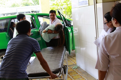 Một số công nhân bị bất tỉnh được đưa đi cấp cứu tại Bệnh viện Đa khoa tỉnh.