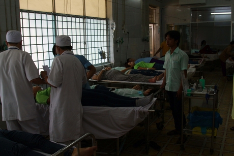 Các bác sĩ Bệnh viện Đa khoa tỉnh tích cực điều trị cho các công nhân nghi bị ngộ độc thực phẩm.
