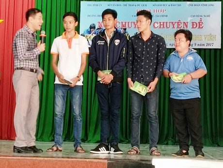 PGS.TS Huỳnh Văn Sơn tương tác với sinh viên cao đẳng trong buổi nói chuyện tại Trường ĐH Xây dựng Miền Tây