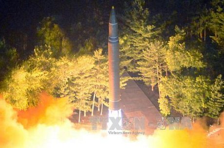 Tên lửa đạn đạo xuyên lục địa Hwasong-14 của Triều Tiên được phóng tại một địa điểm bí mật ngày 28/7. Ảnh: EPA/TTXVN