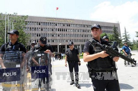Cảnh sát chống bạo động Thổ Nhĩ Kỳ gác tại Ankara ngày 4/7. Ảnh: AFP/TTXVN
