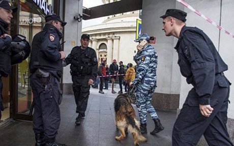 Cảnh sát Nga tiến hành sơ tán người dân ở Saint Petersburg. Ảnh: Sputnik.