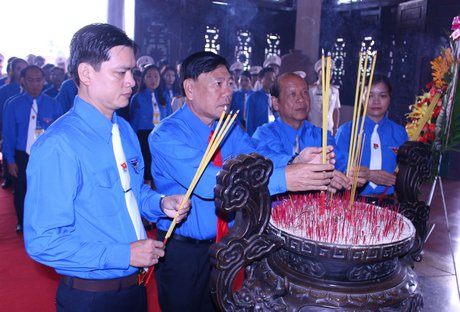 Trước khi tiến hành đại hội, lãnh đạo tỉnh cùng các đại biểu đã đến thắp hương Cố chủ tịch HĐBT Phạm Hùng