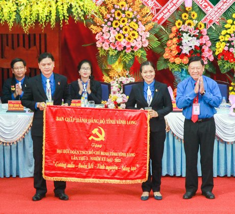 Thay mặt BCH Đảng bộ tỉnh, đồng chí Trần Văn Rón- Bí thư Tỉnh ủy Vĩnh Long tặng đại hội bức trướng có dòng chữ “Gương mẫu- Đoàn kết- Tình nguyện- Sáng tạo”