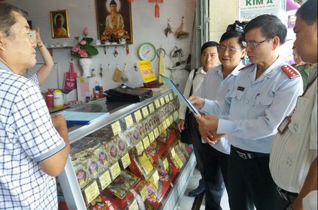 Đoàn kiểm tra thực tế một cơ sở sản xuất, kinh doanh bánh trung thu tại tỉnh Vĩnh Long.