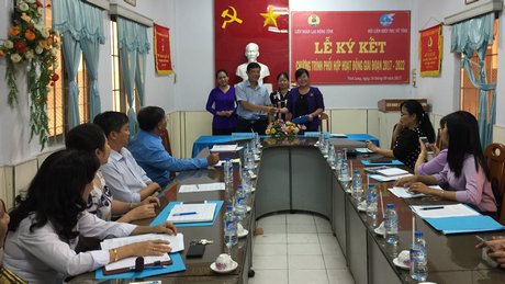 Liên đoàn Lao động tỉnh và Hội LHPN tỉnh ký kết chương trình phối hợp.
