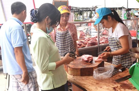 Nhiều địa phương kiến nghị kéo dài thời gian hoạt động cho các sạp thịt heo bán “giải cứu”.