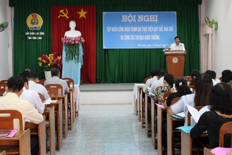 Ông Huỳnh Bá Long- Chủ tịch Liên đoàn Lao động tỉnh triển khai nghị quyết trong buổi tập huấn.