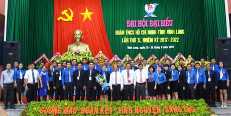 Phó Bí thư Thường trực Tỉnh ủy- Trương Văn Sáu cùng lãnh đạo tỉnh tặng hoa chúc mừng BCH nhiệm kỳ mới