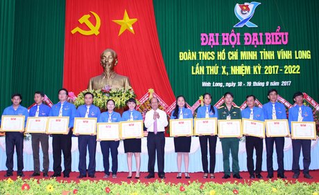  Phó Bí thư Thường trực Tỉnh ủy- Trương Văn Sáu trao bằng khen Trung ương Đoàn cho các cá nhân tiêu biểu