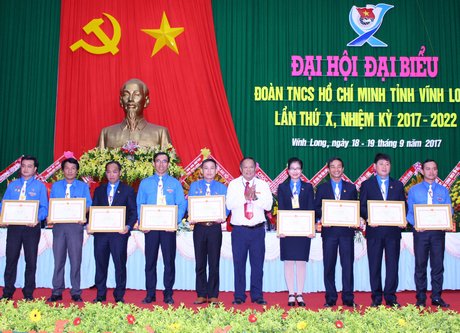 Đồng chí Nguyễn Bách Khoa- Ủy viên Thường vụ Tỉnh ủy, Trưởng Ban Tuyên giáo Tỉnh ủy- trao bằng khen UNBD tỉnh cho các cá nhân