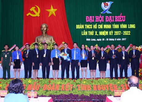 Trưởng Ban Thanh niên nông thôn Trung ương Đoàn- Ngô Văn Cương tặng hoa chúc mừng đoàn đại biểu dự Đại hội Đoàn toàn quốc