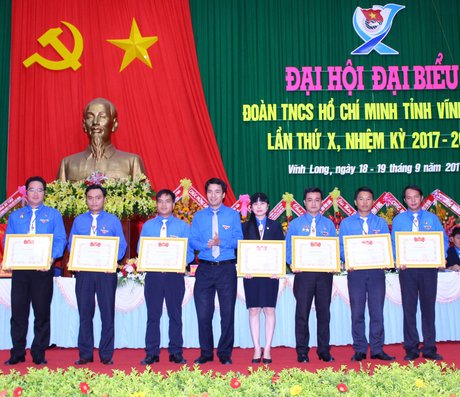  Trưởng Ban Thanh niên nông thôn Trung ương Đoàn- Ngô Văn Cương trao bằng khen Trung ương Đoàn cho các tập thể tiêu biểu