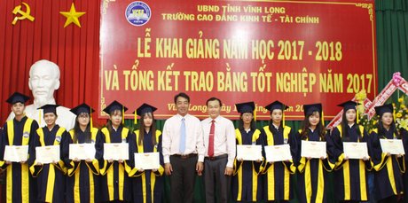  Lãnh đạo HĐND- UBND tỉnh Vĩnh Long tặng giấy khen cho các sinh viên giỏi, xuất sắc toàn khóa học.