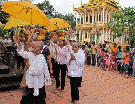 Đồng bào dân tộc Khmer mang lễ vật đến chùa dâng cúng đức Phật và tổ tiên.