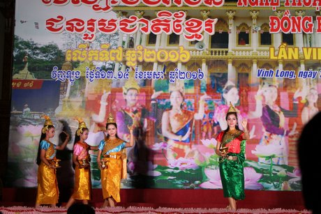Các điệu múa truyền thống được trình diễn trong các dịp lễ hội của đồng bào Khmer.