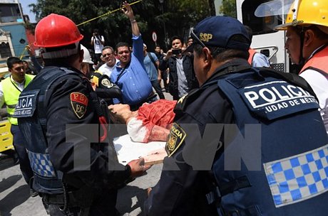 Lực lượng cứu hộ chuyển người bị thương sau động đất ở Mexico City ngày 19/9. (Nguồn: AFP/TTXVN)