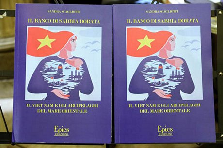 Bìa cuốn sách “Những Bãi cát vàng. Việt Nam và các quần đảo trên Biển Đông”. Ảnh: Ngự Bình/TTXVN