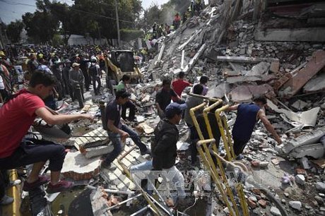 Lực lượng cứu hộ tìm kiếm người mất tích sau vụ động đất tại Mexico City ngày 19/9. Ảnh: AFP/TTXVN
