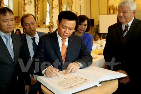 Phó Thủ tướng Vương Đình Huệ lưu bút tại trụ sở chính quyền Trnava. (Ảnh: Trần Quang Vinh/Vietnam+)