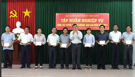 Ông Nguyễn Văn Săn- Phó Trưởng Ban Tuyên giáo Tỉnh ủy trao giấy chứng nhận hoàn thành chương trình tập huấn cho các học viên.