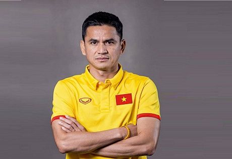 Người hâm mộ ghép ảnh HLV Kiatisak mặc áo ban huấn luyện đội tuyển Việt Nam.