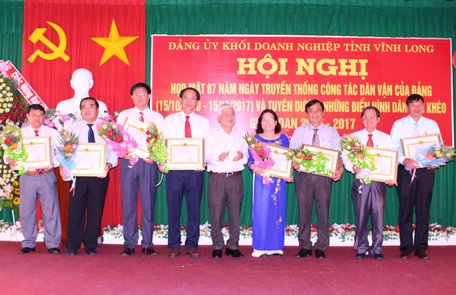 Đồng chí Lê Thành Lượng- Ủy viên Thường vụ, Trưởng Ban Nội chính Tỉnh ủy trao giấy khen cho các cá nhân tiêu biểu