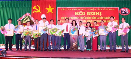  Bí thư Đảng ủy Khối Doanh nghiệp- Trần Xuân Thiện (thứ 8, từ phải sang) trao giấy khen cho các tập thể tiêu biểu