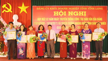 Phó Bí thư Thường trực Đảng ủy Khối Doanh nghiệp tỉnh- Cao Văn Bé Tư trao giấy khen cho các cá nhân
