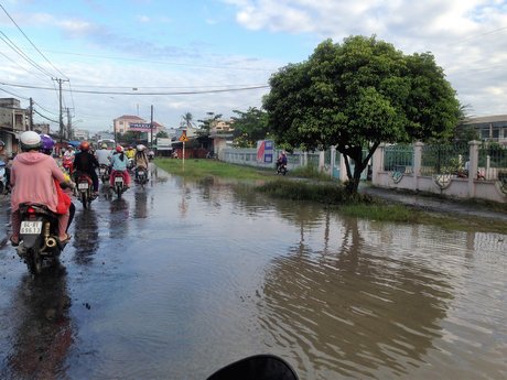 Đoạn đường trước UBND huyện Long Hồ ngập nặng gây khó khăn cho người điều khiển phương tiện giao thông.