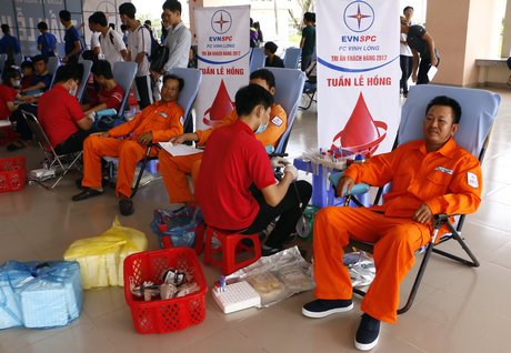  Nhân viên Công ty Điện lực Vĩnh Long tham gia hiến máu.