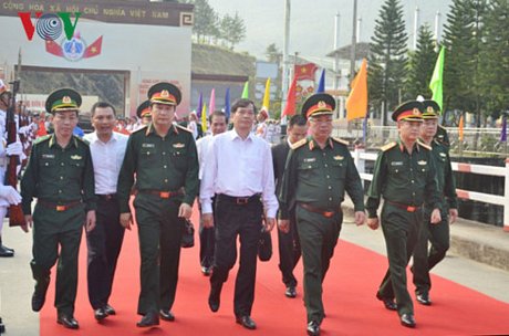 Thượng tướng Nguyễn Chí Vịnh, Thứ trưởng Bộ Quốc phòng và các thành viên đoàn đại biểu Việt Nam ra đón đoàn đại biểu Trung Quốc tại điểm giáp danh hai nước tại cửa khẩu Ma Lù Thàng, huyện Phong Thổ, tỉnh Lai Châu.