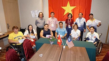 Lãnh đạo đoàn Việt Nam trao thưởng cho các VĐV đạt thành tích xuất sắc