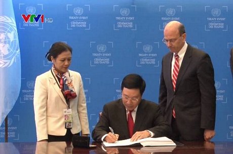 Bộ trưởng Bộ Ngoại giao Phạm Bình Minh ký tham gia Hiệp ước cấm vũ khí hạt nhân.