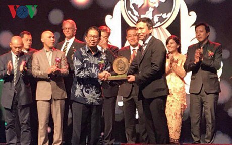 Ban tổ chức trao giải thưởng Liên đoàn Bóng đá Việt Nam đã được nhận giải thưởng Liên đoàn xuất sắc của năm cho Phó Chủ tịch VFF Trần Quốc Tuấn nhận