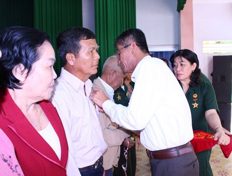  Phó Chủ tịch Thường trực UBND tỉnh- Lê Quang Trung trao kỷ niệm chương cho đại diện gia đình đùm bọc, nuôi chứa thầy- trò trường