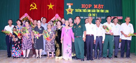  Đồng chí Hoàng Trung Sơn- Trưởng Ban liên lạc Thiếu Sinh Quân Quân khu 9 (thứ 6 từ phải sang ) trao kỷ niệm chương cho quý thầy cô trường