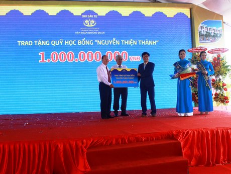 Trao tặng 1 tỷ đồng cho Quỹ học bổng Nguyễn Thiện Thành.