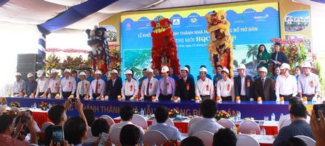 Đại biểu bấm nút khởi công dự án khu đô thị mới HQC Trà Vinh.